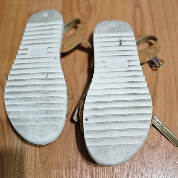 Last Call: Girls tan sandals size 3 - Picture 2 of 2